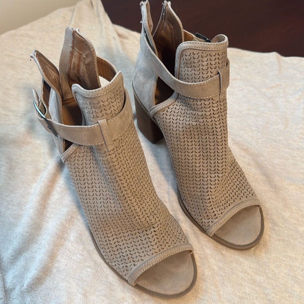 Universal Thread brand open toe heel. back zipper.  Tan, sz 9